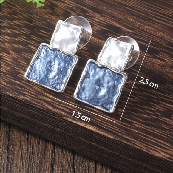 Elegant Blue and Silver Necklace and Earring Set - Picture 2 of 4